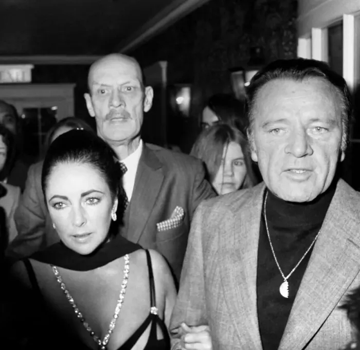 Framed Print : Richard Burton and Elizabeth Taylor. Near Riot broke out in the Dorchester hotel this Framed Print : Richard Burton and Elizabeth Taylor. Near Riot broke out in the Dorchester hotel this