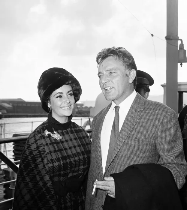 Framed Print : Richard Burton and Elizabeth Taylor after disembarking from The Queen Elizabeth