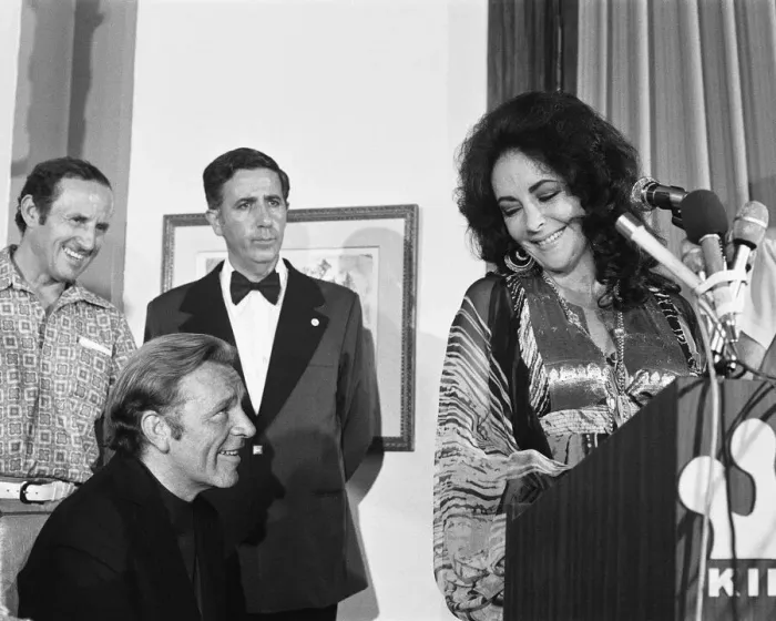 Framed Print : Richard Burton & Elizabeth Taylor in Jerusalem, Israel 30th August 1975