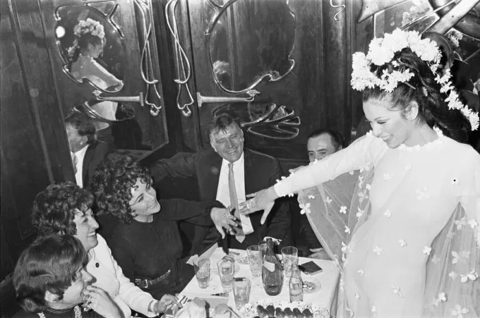 Framed Print : Richard Burton & Elizabeth Taylor at Paris Fashion Week, Sunday 21st January 1968 Framed Print : Richard Burton & Elizabeth Taylor at Paris Fashion Week, Sunday 21st January 1968