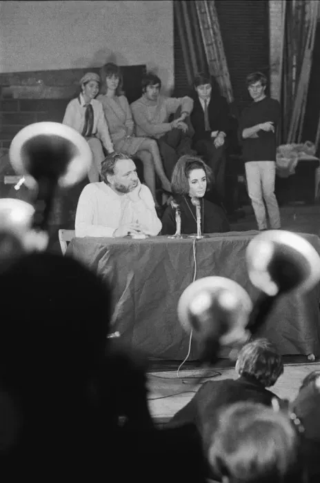 Framed Print : Richard Burton and Elizabeth Taylor speaking at The Oxford University Dramatic Society Framed Print : Richard Burton and Elizabeth Taylor speaking at The Oxford University Dramatic Society