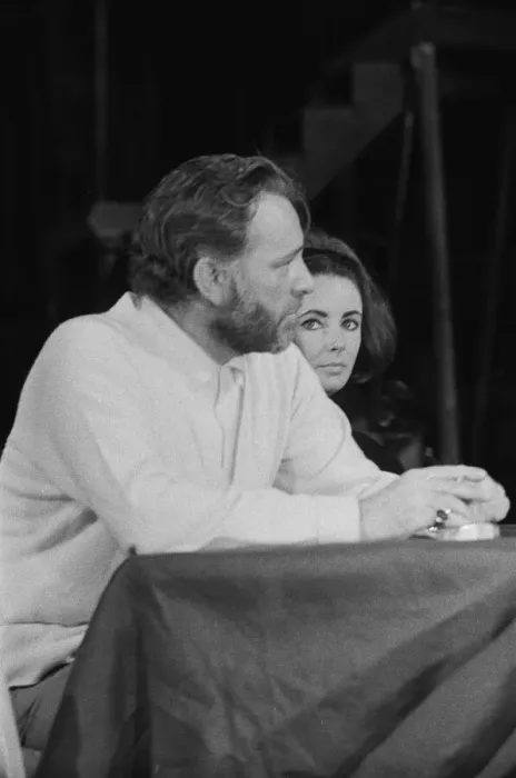 Framed Print : Richard Burton and Elizabeth Taylor speaking at The Oxford University Dramatic Society Framed Print : Richard Burton and Elizabeth Taylor speaking at The Oxford University Dramatic Society