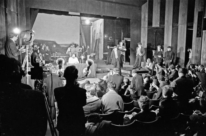 Framed Print : Richard Burton and Elizabeth Taylor speaking at The Oxford University Dramatic Society Framed Print : Richard Burton and Elizabeth Taylor speaking at The Oxford University Dramatic Society