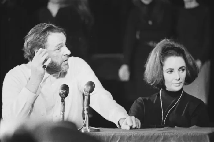Framed Print : Richard Burton and Elizabeth Taylor speaking at The Oxford University Dramatic Society Framed Print : Richard Burton and Elizabeth Taylor speaking at The Oxford University Dramatic Society