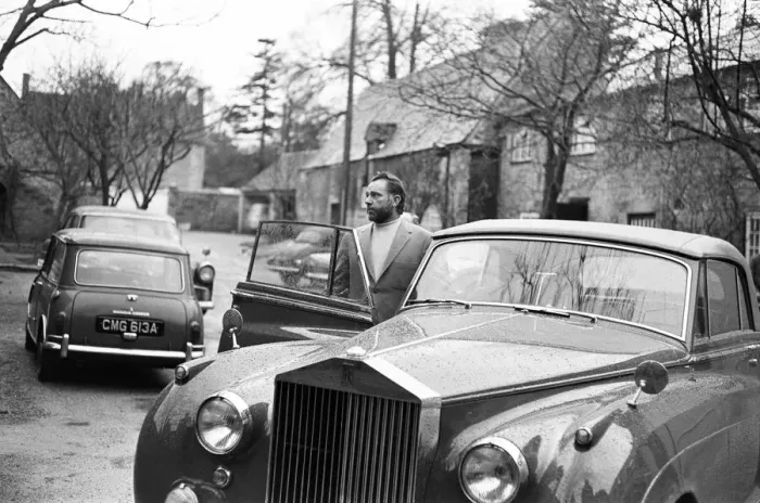 Framed Print : Richard Burton and Elizabeth Taylor visiting Merton College, Oxford Framed Print : Richard Burton and Elizabeth Taylor visiting Merton College, Oxford
