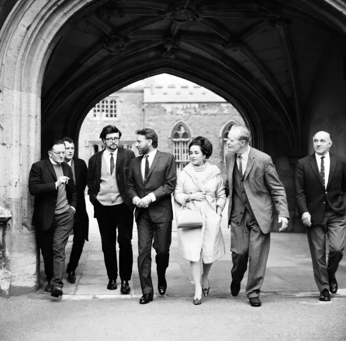 Framed Print : Richard Burton and Elizabeth Taylor visiting Merton College, Oxford