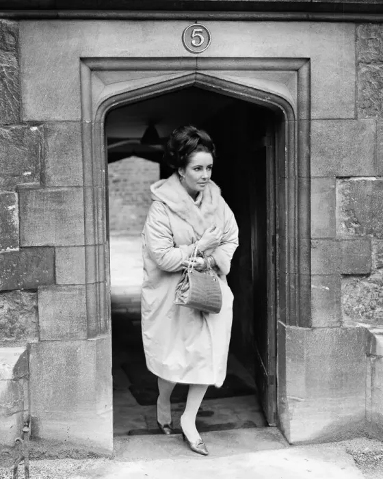 Framed Print : Richard Burton and Elizabeth Taylor visiting Merton College, Oxford