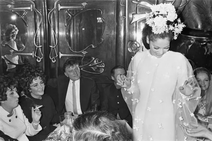 Framed Print : Richard Burton & Liz Taylor at Paris Fashion Week, Sunday 21st January 1968