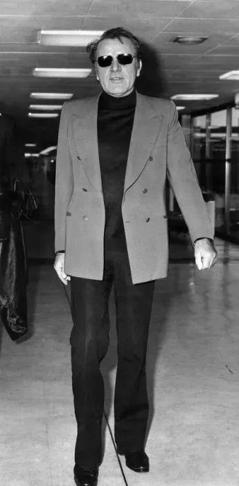 Framed Print : Richard Burton photographed at Heathrow Airport December 1973