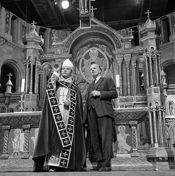 Richard Burton and Sir Basil Spence on the set of 'Becket'