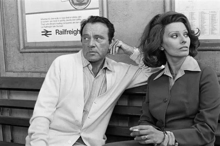 Framed Print : Richard Burton and Sophia Loren pictured at Brockenhurst Railway station where they are Framed Print : Richard Burton and Sophia Loren pictured at Brockenhurst Railway station where they are