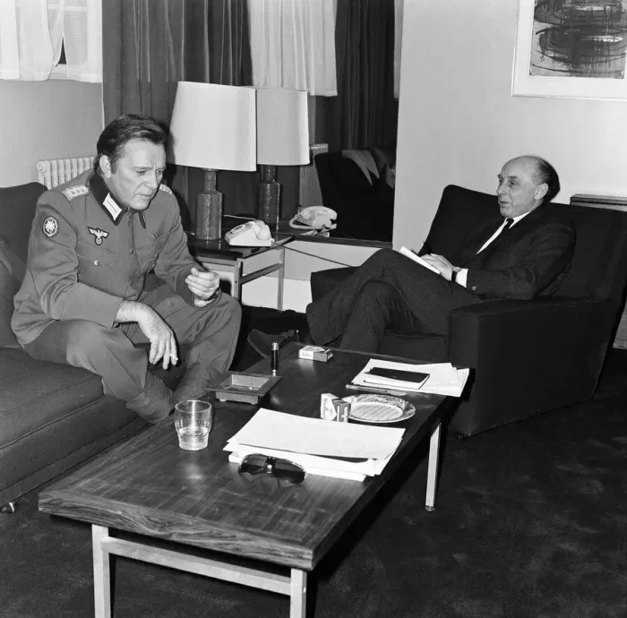 Framed Print : Richard Burton talking to Mirror Correspondant Donald Zec about his new film
