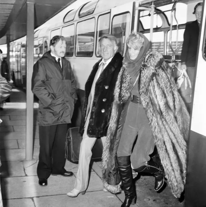 Framed Print : Richard Burton and his wife Susie Hunt pictured arriving at Heathrow airport today Framed Print : Richard Burton and his wife Susie Hunt pictured arriving at Heathrow airport today