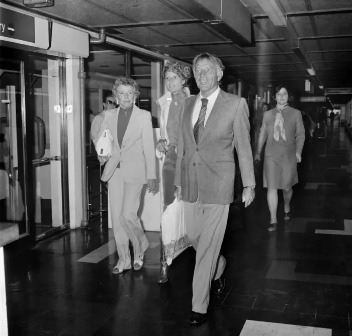 Framed Print : Richard Burton and his wife Susie leaving Heathrow for their home in Geneva Framed Print : Richard Burton and his wife Susie leaving Heathrow for their home in Geneva