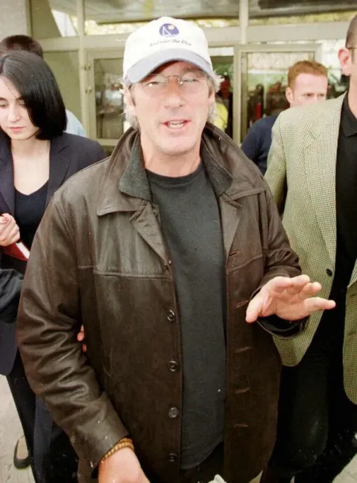 Framed Print : Richard Gere actor arrives at Skopje Airport April 1999 on his visit to Macedonia Framed Print : Richard Gere actor arrives at Skopje Airport April 1999 on his visit to Macedonia