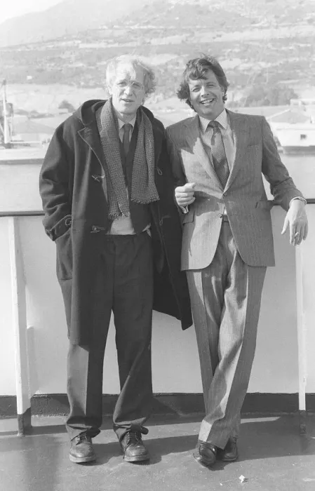 Framed Print : Richard Harris & Ian Ogilvy on the set of Maigret- March 1988