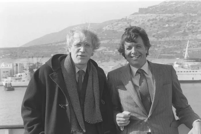 Framed Print : Richard Harris & Ian Ogilvy on the set of Maigret- March 1988