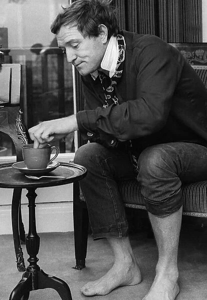 Richard Harris Irish actor dunking biscuit into tea 1965
