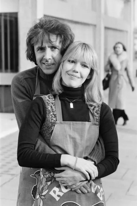 Framed Print : Richard O Sullivan and Tessa Wyatt pose for the photocall for the ITV sitcom Framed Print : Richard O Sullivan and Tessa Wyatt pose for the photocall for the ITV sitcom