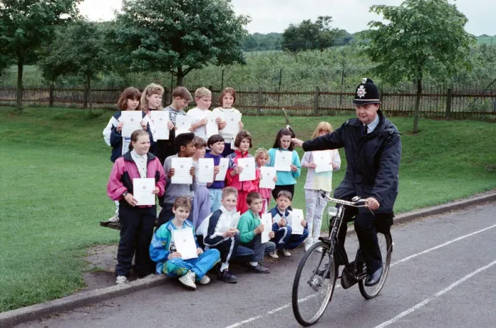 Framed Print : You put your right arm out... Pc David Wetton shows pupils at Lowerhouses C of E Junior
