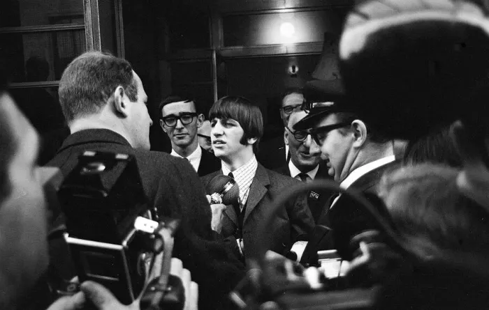 Framed Print : Ringo Starr leaves University College Hospital, London after having his tonsils removed Framed Print : Ringo Starr leaves University College Hospital, London after having his tonsils removed
