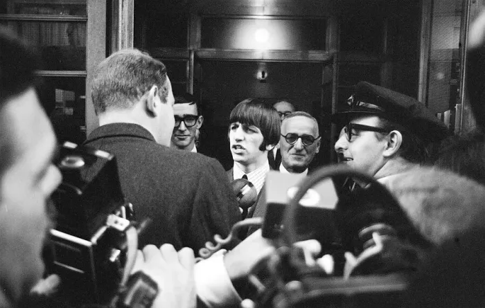 Framed Print : Ringo Starr leaves University College Hospital, London after having his tonsils removed Framed Print : Ringo Starr leaves University College Hospital, London after having his tonsils removed