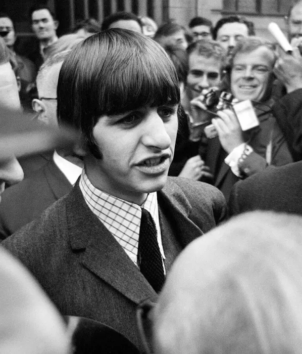 Framed Print : Ringo Starr leaves University College Hospital, London after having his tonsils removed Framed Print : Ringo Starr leaves University College Hospital, London after having his tonsils removed