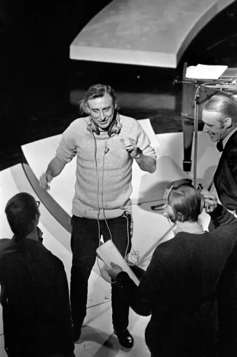 Framed Print : Ringo Starr, Spike Milligan, Lulu and Dudley Moore rehearse Christmas Show Framed Print : Ringo Starr, Spike Milligan, Lulu and Dudley Moore rehearse Christmas Show