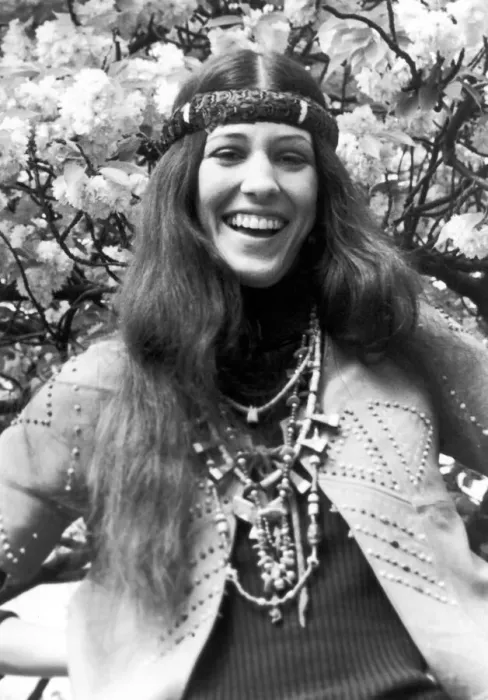 Framed Print : Rita Coolidge, in Regents Park, London, 5th May 1971 Framed Print : Rita Coolidge, in Regents Park, London, 5th May 1971