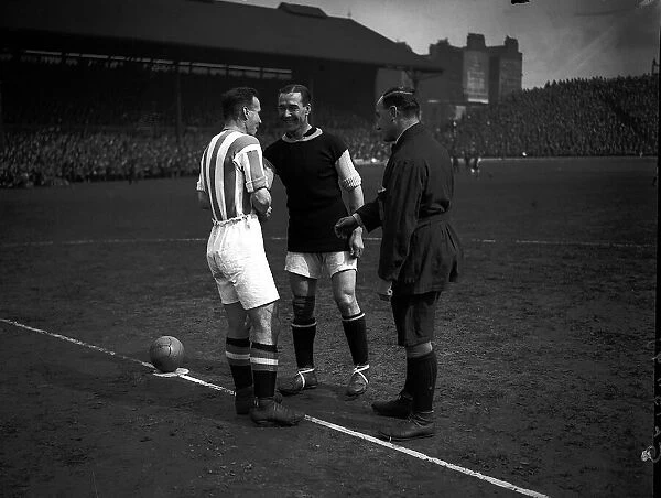 Rival capatains shake hands in the FA cup Final 1920 between Aston Villa v