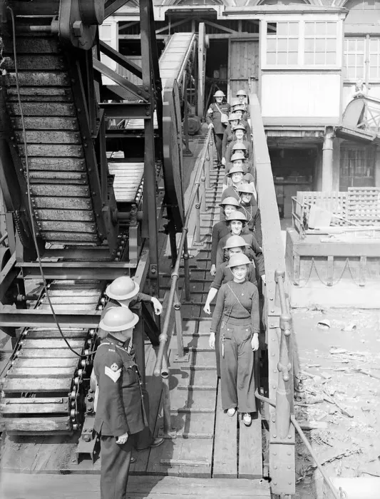 Framed Print : River Emegency Service September 1939 Women fulfilling Mens work duties during