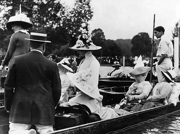 River Fashions. Henley Regatta. July 1912 P008582