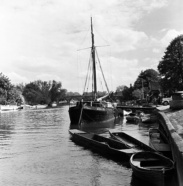 River Thames and Maidenhead Bridge. Maidenhead, Berkshire. June 1954