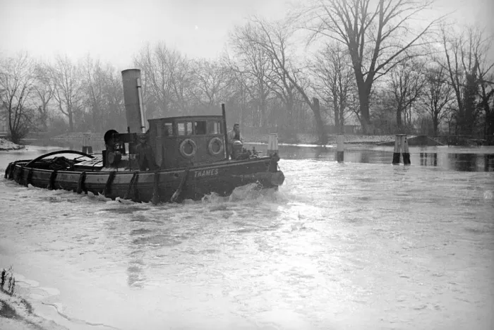 Framed Print : The river tug Thames makes its way through the frozen river Thames at Teddington Framed Print : The river tug Thames makes its way through the frozen river Thames at Teddington