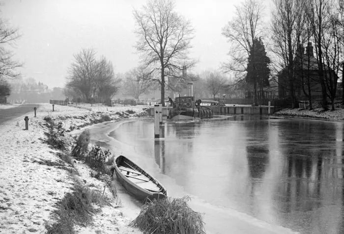 Framed Print : The river tug Thames makes its way through the frozen river Thames at Teddington Framed Print : The river tug Thames makes its way through the frozen river Thames at Teddington