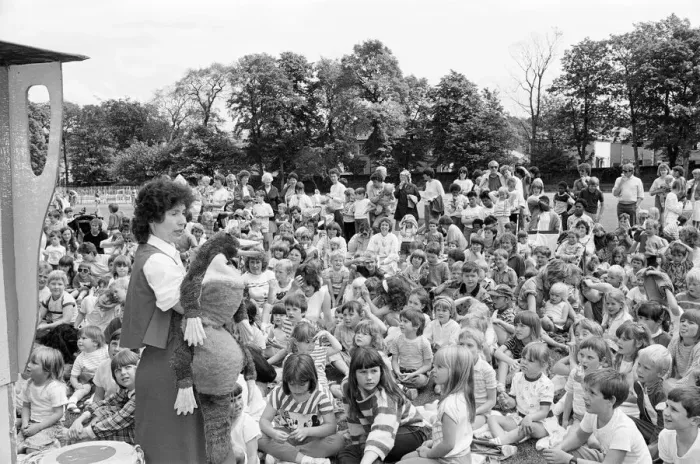 Framed Print : Riveting Huddersfield children flocked to see a puppet show at Ravensknowle Park Framed Print : Riveting Huddersfield children flocked to see a puppet show at Ravensknowle Park