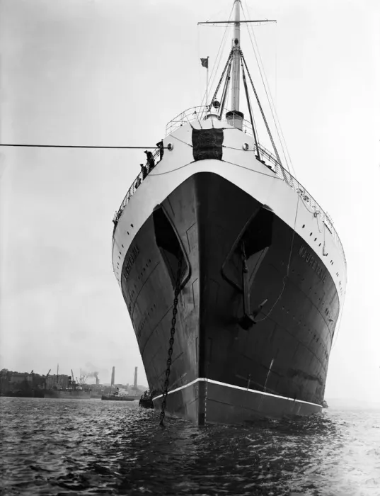 Framed Print : The RMS Mauretania brought up the Thames to King George V Dock at Woolwich Framed Print : The RMS Mauretania brought up the Thames to King George V Dock at Woolwich