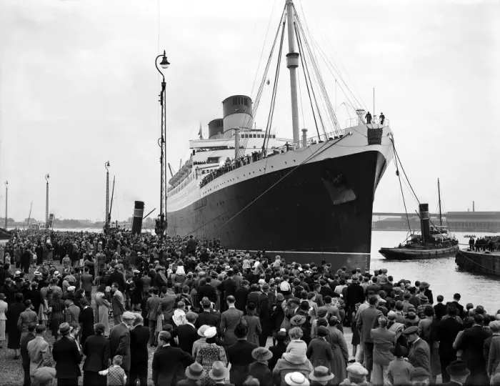 Framed Print : The RMS Mauretania brought up the Thames to King George V Dock at Woolwich Framed Print : The RMS Mauretania brought up the Thames to King George V Dock at Woolwich