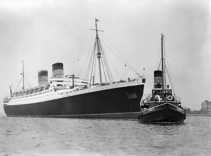 Framed Print : The RMS Mauretania brought up the Thames to King George V Dock at Woolwich Framed Print : The RMS Mauretania brought up the Thames to King George V Dock at Woolwich