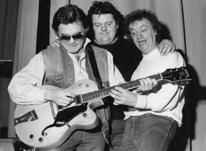 Framed Print : Robbie Coltrane (centre) and Maurice Roeves (left) are pictured taking a few tips