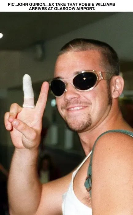 Framed Print : Robbie Williams arrives Glasgow Airport V sign T In The Park festival