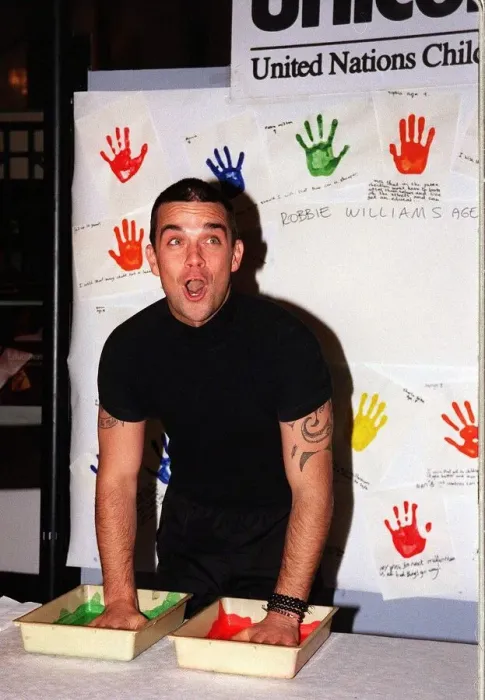 Framed Print : Robbie Williams gets his hands dirty November 1999 for childrens rights Framed Print : Robbie Williams gets his hands dirty November 1999 for childrens rights