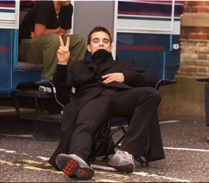 Framed Print : Robbie Williams relaxes on the set of his lastest video being shot in the grounds of Framed Print : Robbie Williams relaxes on the set of his lastest video being shot in the grounds of