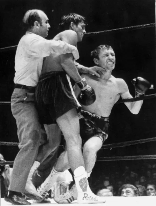 Framed Print : Robert Duran versus Ken Buchanan New York June 1972 Ken receives blow from Roberto