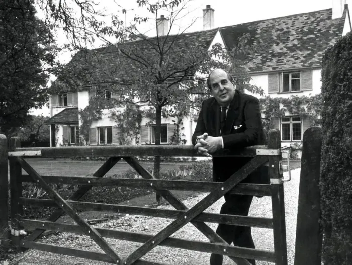 Framed Print : ROBERT MORLEY, ACTOR, OUTSIDE HIS HOME - 19TH OCTOBER 1964 Framed Print : ROBERT MORLEY, ACTOR, OUTSIDE HIS HOME - 19TH OCTOBER 1964