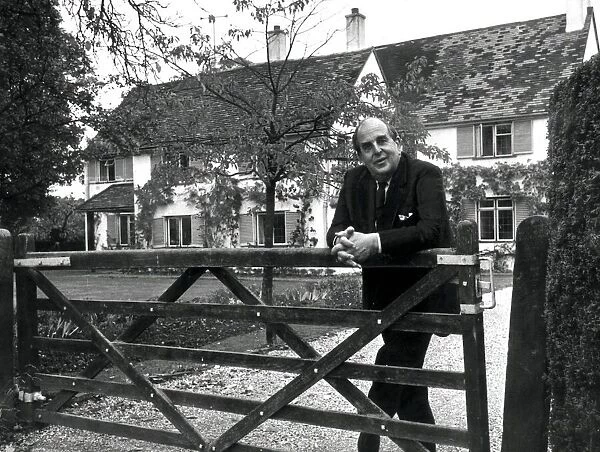 ROBERT MORLEY, ACTOR, OUTSIDE HIS HOME - 19TH OCTOBER 1964