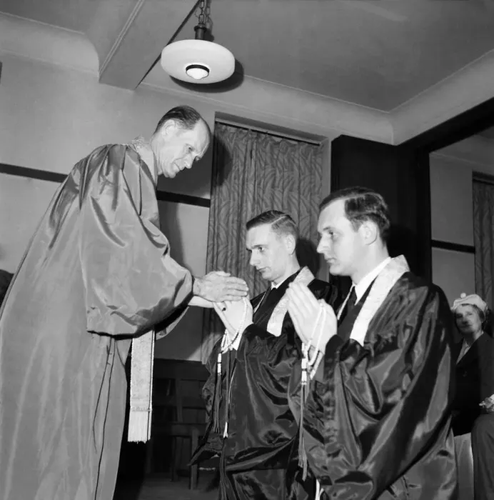 Framed Print : Robert Stewart Clifton - Western Buddhists. October 1952 C5139-001 Framed Print : Robert Stewart Clifton - Western Buddhists. October 1952 C5139-001