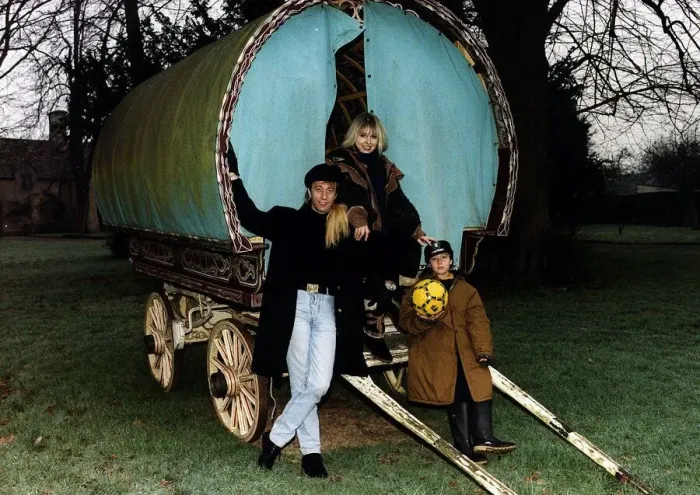 Framed Print : Robin Gibb of the Bee Gees next to gypsy caravan with wife Dwina and their son Robin John Framed Print : Robin Gibb of the Bee Gees next to gypsy caravan with wife Dwina and their son Robin John