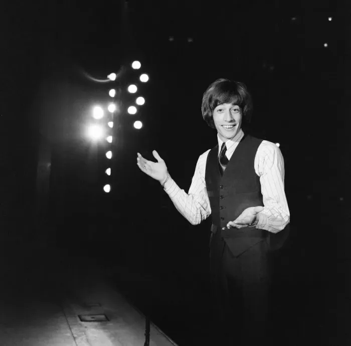 Framed Print : Robin Gibb, Singer, rehearsing on stage at the London Palladium ahead of his first solo Framed Print : Robin Gibb, Singer, rehearsing on stage at the London Palladium ahead of his first solo