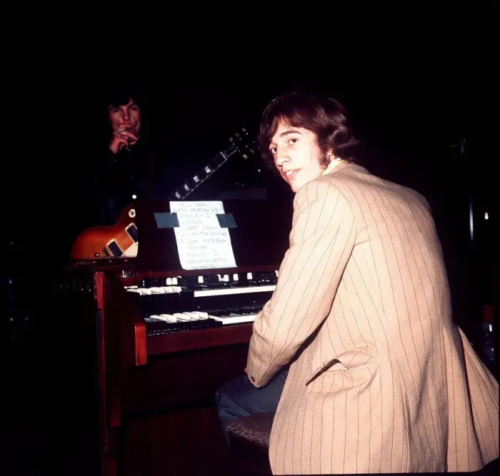 Framed Print : Robin Gibb sitting on his organ at rehearsal, at the Covention centre in California Framed Print : Robin Gibb sitting on his organ at rehearsal, at the Covention centre in California